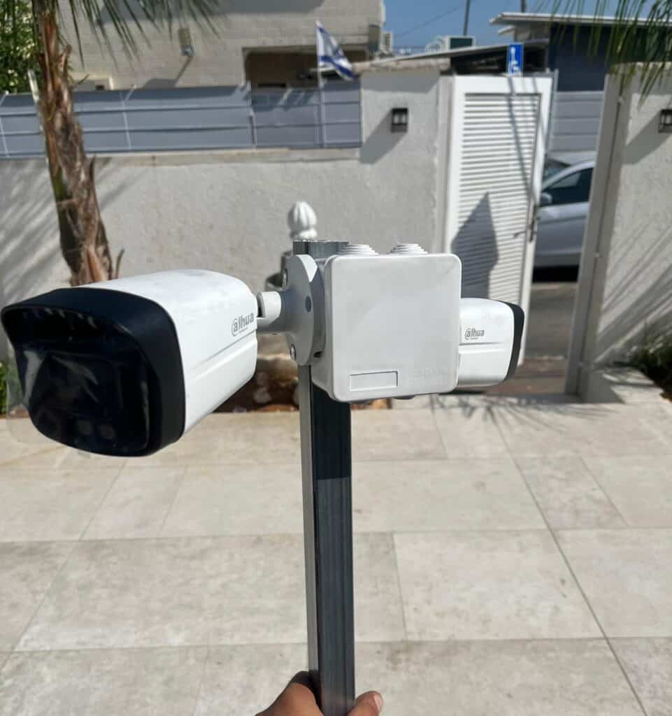 מצלמת אבטחה חיצונית מותקנת על קיר בגובה סביר עם זווית מוטה כלפי מטה