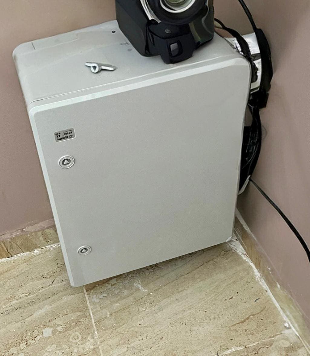 ארון תקשורת חיצוני אטום IP65 סגור ונעול, מותקן בפינת קיר