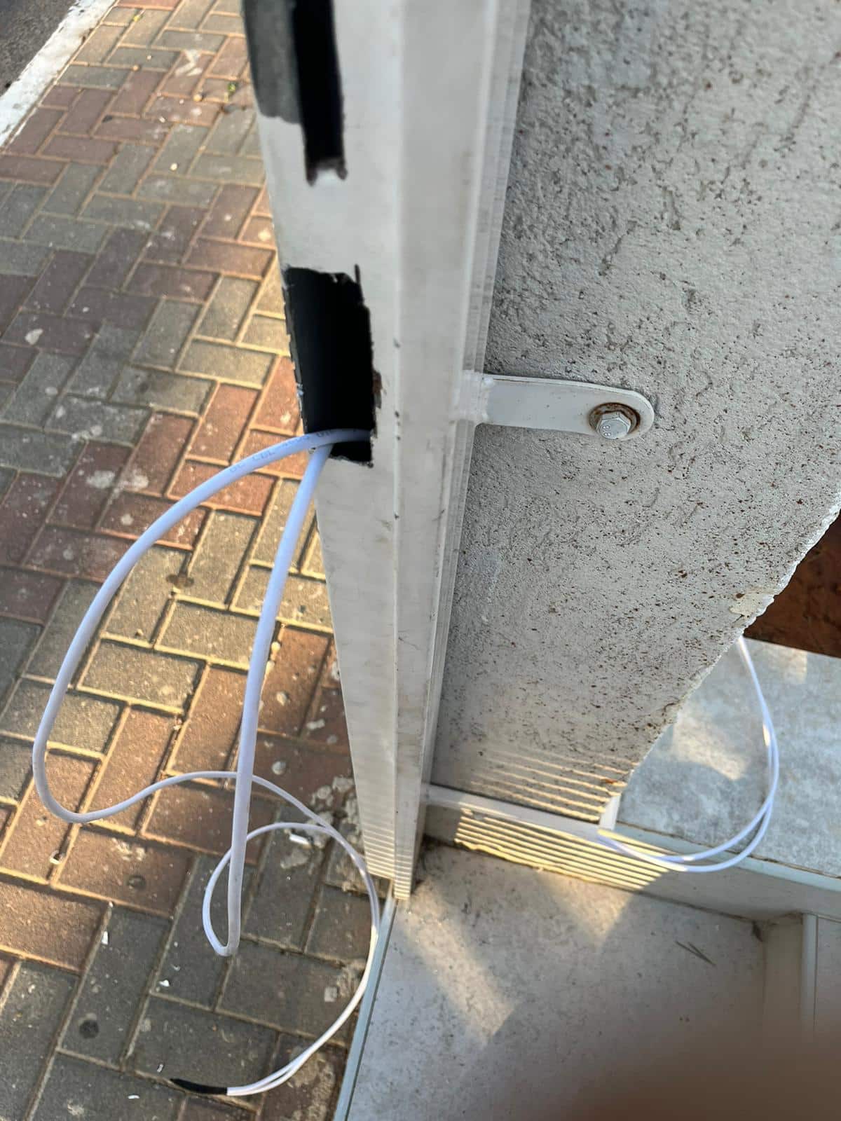 העברת כבלי תקשורת דרך עמוד השער בשלב הכנת התשתית