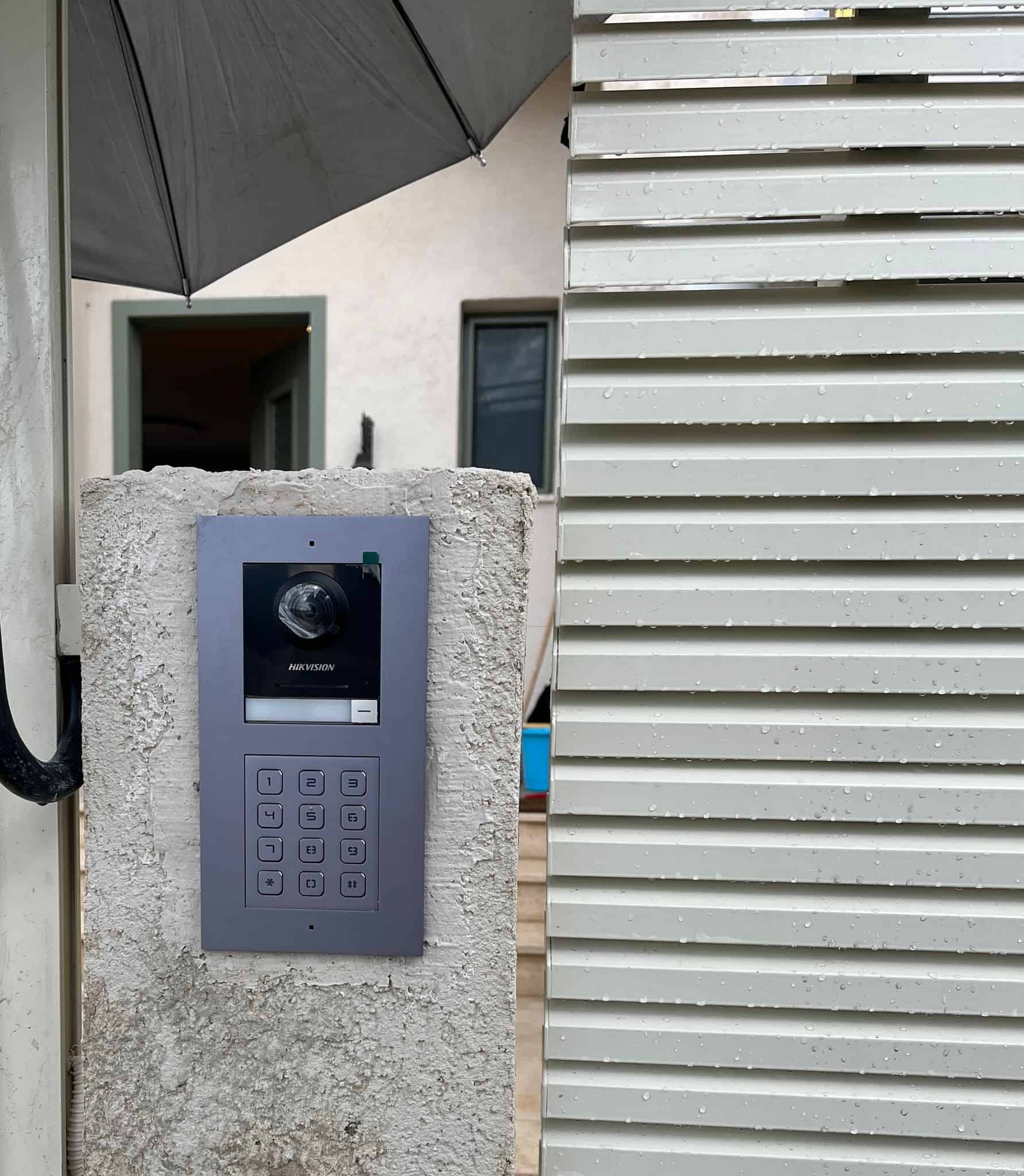 פנל אינטרקום Hikvision עם קודן, מותקן וגמור על עמוד השער