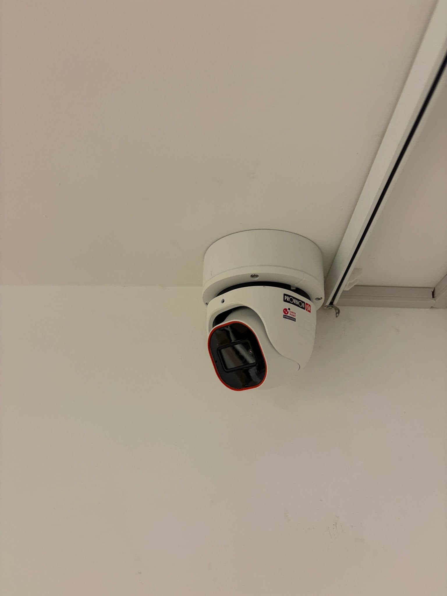 התקנת מצלמת אבטחה נקייה ללא כבלים גלויים